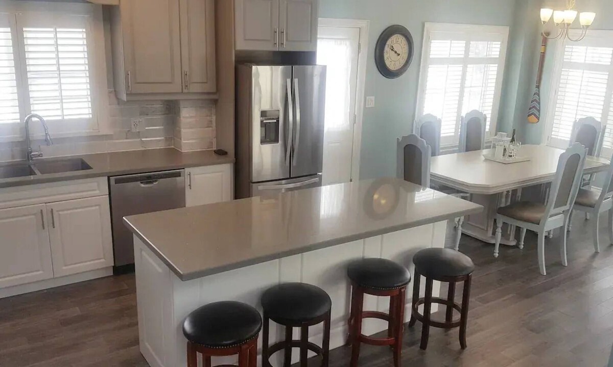 Crystal Beach House | Casa Blanca Cottage - 7 Minute walk to Crystal Beach