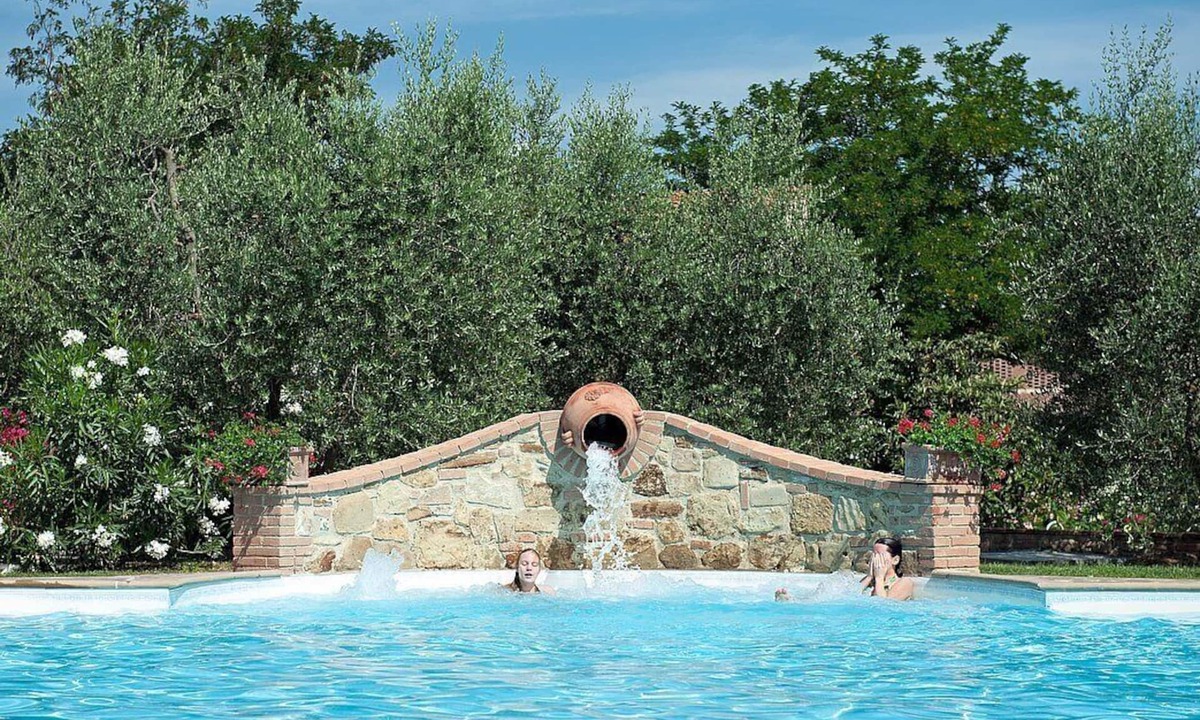 Peccioli House | Casa Canarino A: A graceful apartment surrounded by meadows and by green hills.