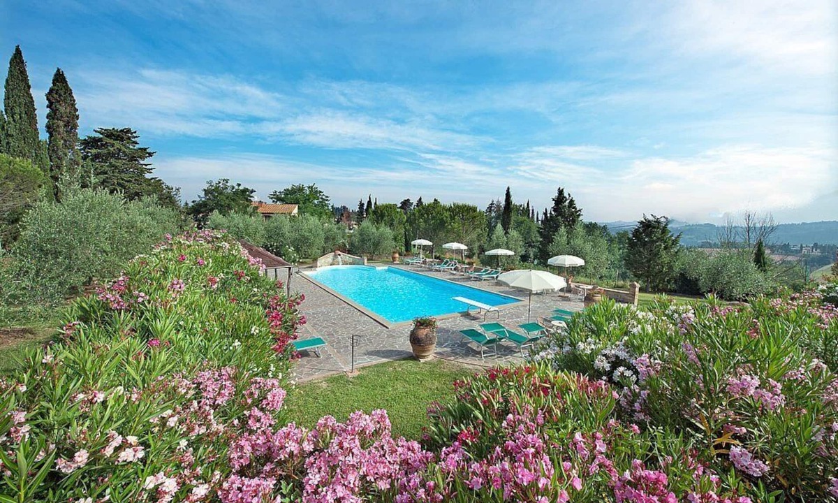 Peccioli House | Casa Canarino C: A characteristic apartment surrounded by the greenery.