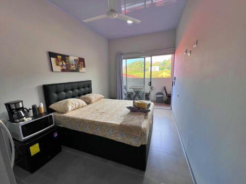 Punta Leona Apartment | CASA MARIPOSA Punta Leona a 500 metros de la playa Alquiler de la casa entera o dos apartamentos abajo con cocina y jacuzzi o 2 cuartos con baños privados en la planta alta Para 1 a 22 personas Full equipada