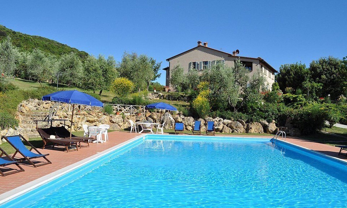 Iano House | Casa Raissa D: A characteristic and welcoming apartment that is part of a villa immersed in a splendid landscape, in a lovely little hamlet, with Free WI-FI.