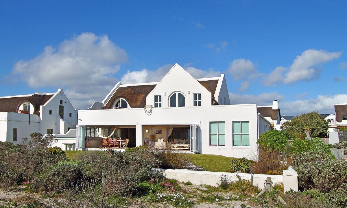 Kommetjie House | Casablanca is wonderfully located on Long Beach in Kommetjie