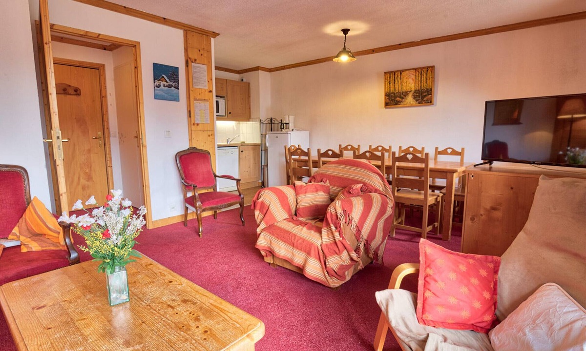 Notre-Dame-de-Bellecombe Apartment | Central comfy apartment for 10, pets allowed, parking