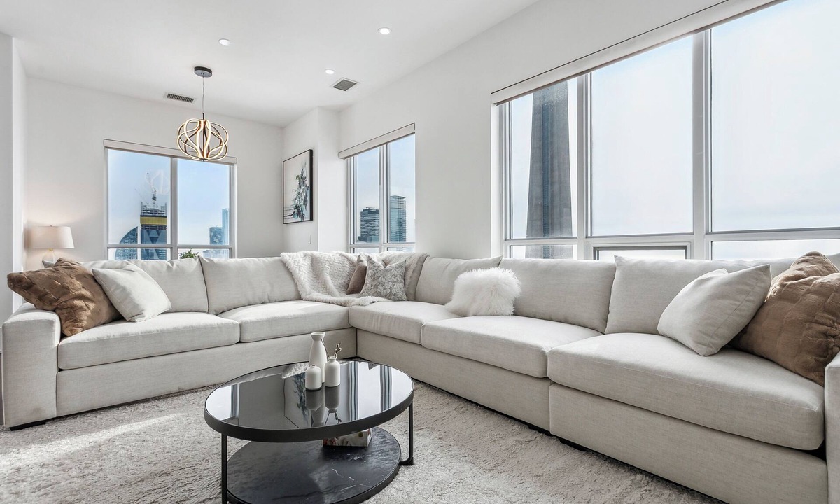 Downtown Toronto Apartment | Central CN Tower View | 3bed 3 bath | 6 Guest | Pool | Gym | Parking