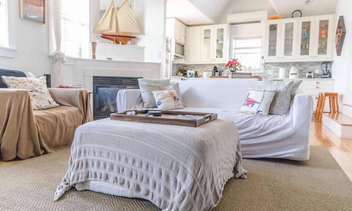 Commercial Street Condo | Central Commercial St Condo w/Water Views + Direct Parking
