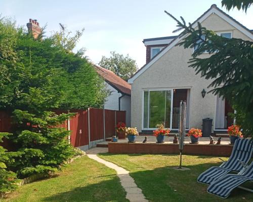 Shottery House | Central to town, 4 bedrooms, sleeps 8, parking for 4 plus cars