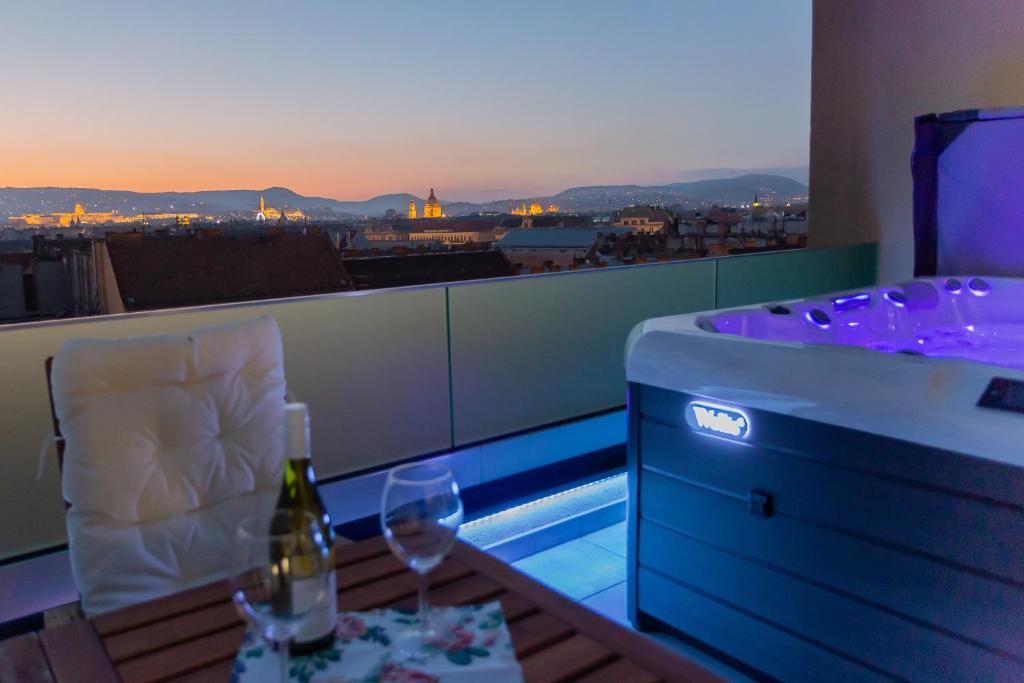 Csarnok negyed Apartment | Centropolitan Penthouse with JACCUZZI- 2 Free PARKING- Self Check-In