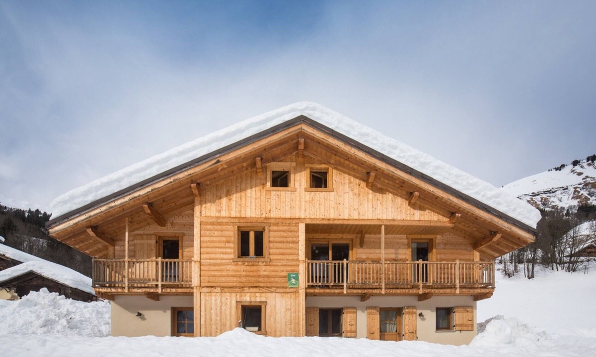 Hauteluce Ski Chalet | Chalet 'Evasion - 6 Personnes' with Mountain View, Private Terrace and Wi-Fi