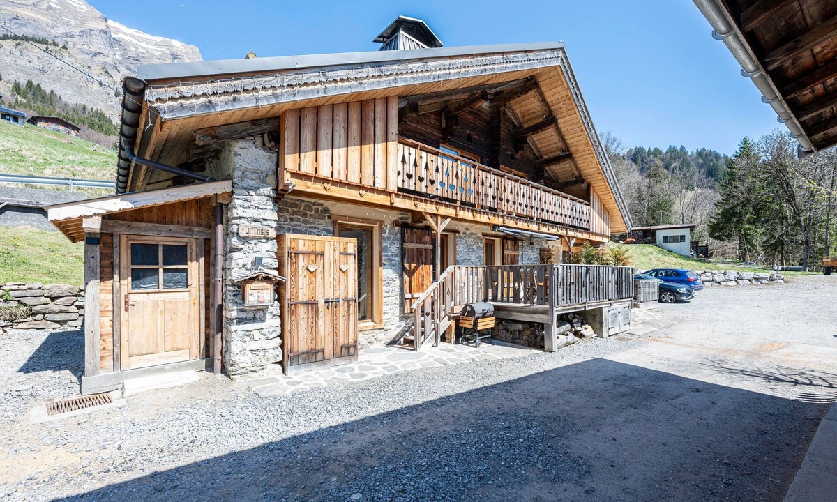 La Giettaz Ski Chalet | Chalet "Le Logis" with Mountain Views, Private Terrace and Wi-Fi