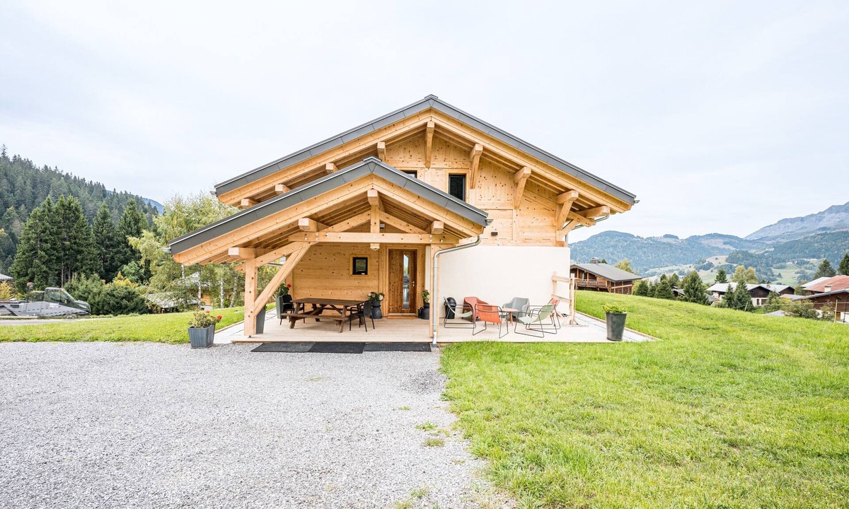 Cohennoz Ski Chalet | Chalet 'Les 2 Soeurs' with Mountain View, Private Terrace and Wi-Fi