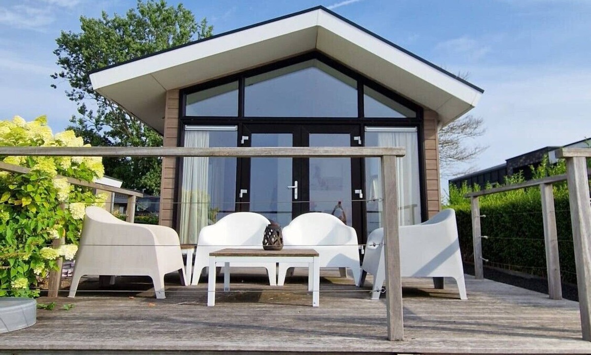 Bovenkarspel House | Chalet situated at the waterfront with terrace
