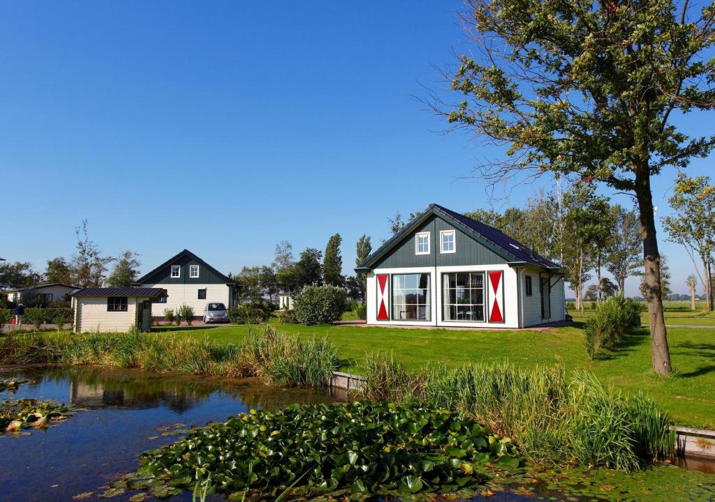 Berkhout Ski Chalet | Chalet with dishwasher near Hoorn