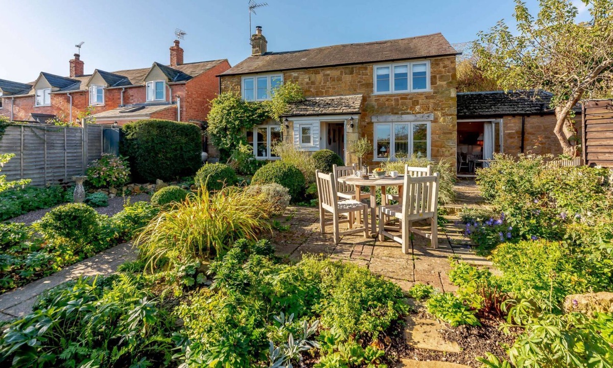 Ilmington Cottage | Characterful dog friendly holiday cottage with wood burning stove - July Cottage