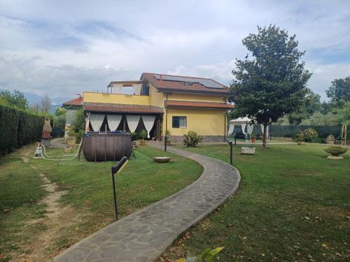 Ortonovo House | Charme rustico con ampio giardino e piscina con due camere