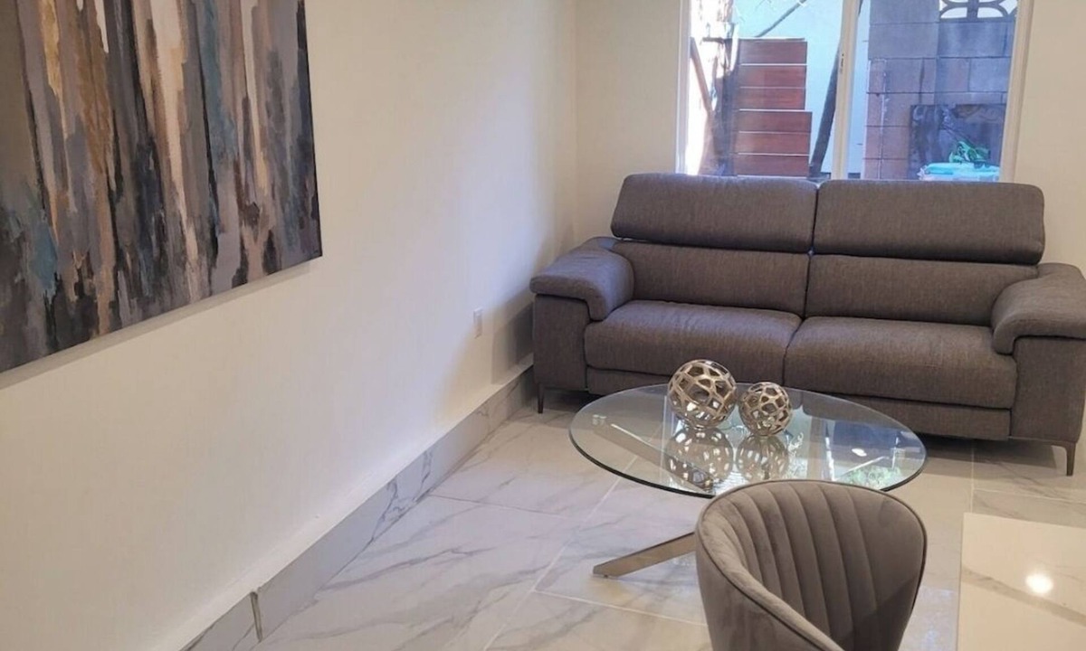 Oak Park Apartment | Charming 1 bedroom suite with Full Kitchen, Washer, Dryer, AC, Patio and WiFi.
