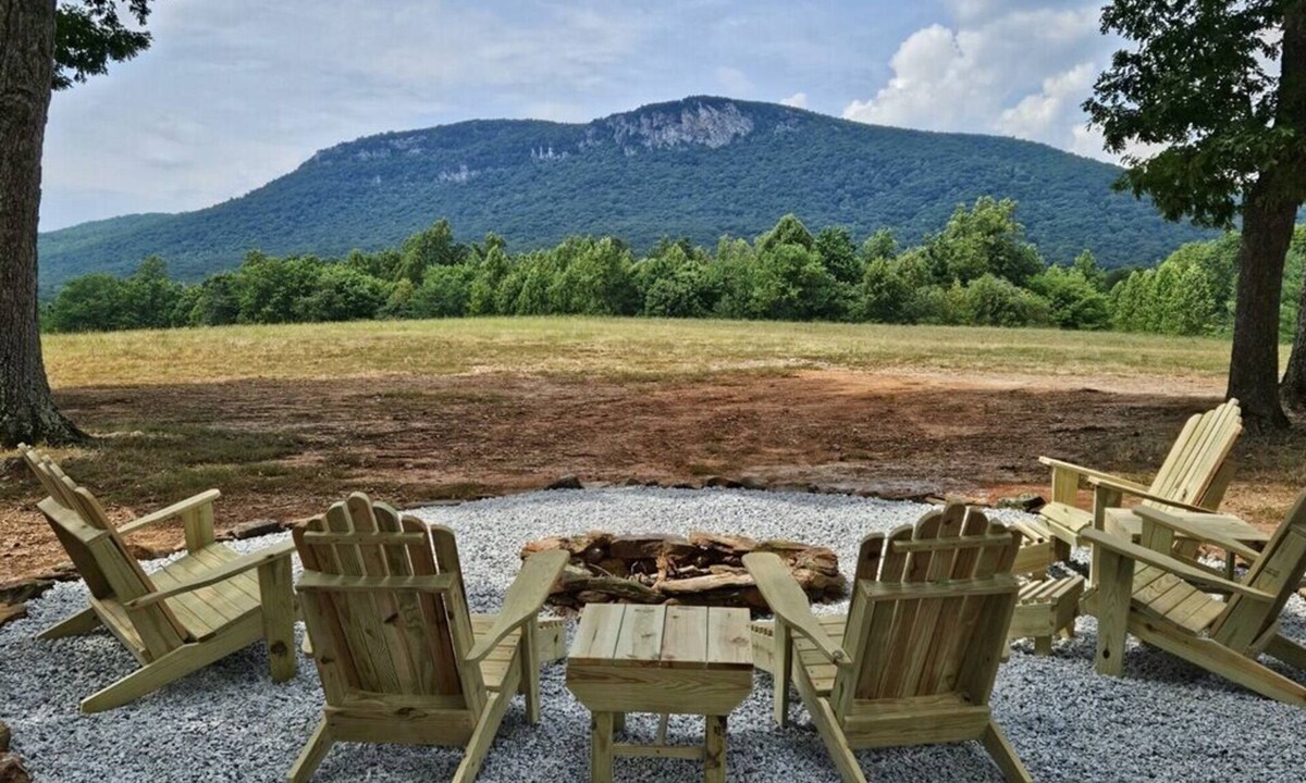 King House | Charming 2-bedroom farmhouse with an awesome view minutes from Hanging Rock