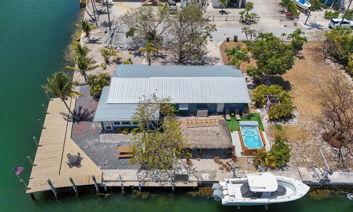 Little Venice House | Charming 2-bedroom house in beautiful Marathon with Swim Spa, Dock, Pets Welcome