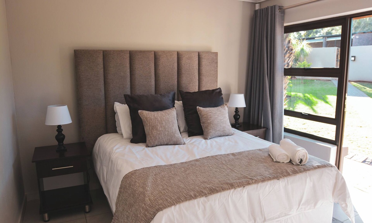 Krugersdorp Cabin | Charming 2-bedroom lodge in peaceful Krugersdorp with WiFi