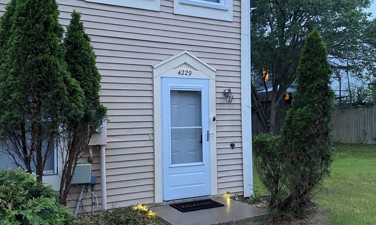 Burtonsville House | Charming 3-bedroom townhome with WiFi, AC in tranquil Burtonsville