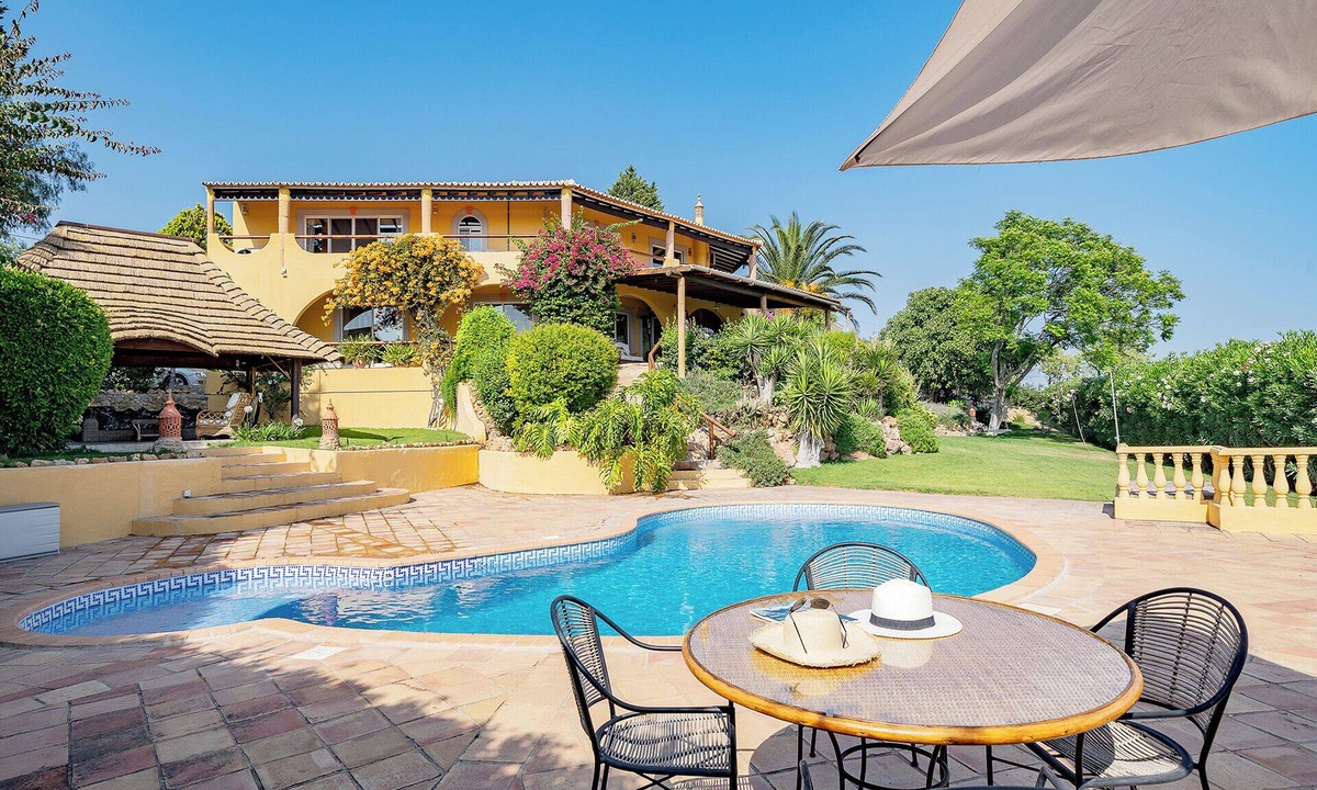 Vale Formoso Villa | Charming family home with sea views, close to Aquashow, Airport & beaches