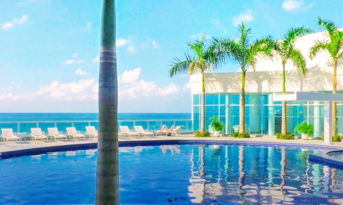 Bocagrande Apartment | Charming Ocean front 2-bedroom apartment in lovely Cartagena de Indias with WiFi