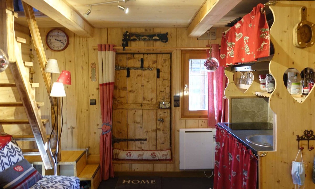 Areches Ski Chalet | Charming Savoyard Mazot in Hauteluce Village – Ideal for Couples, Near Shops and Ski Lift