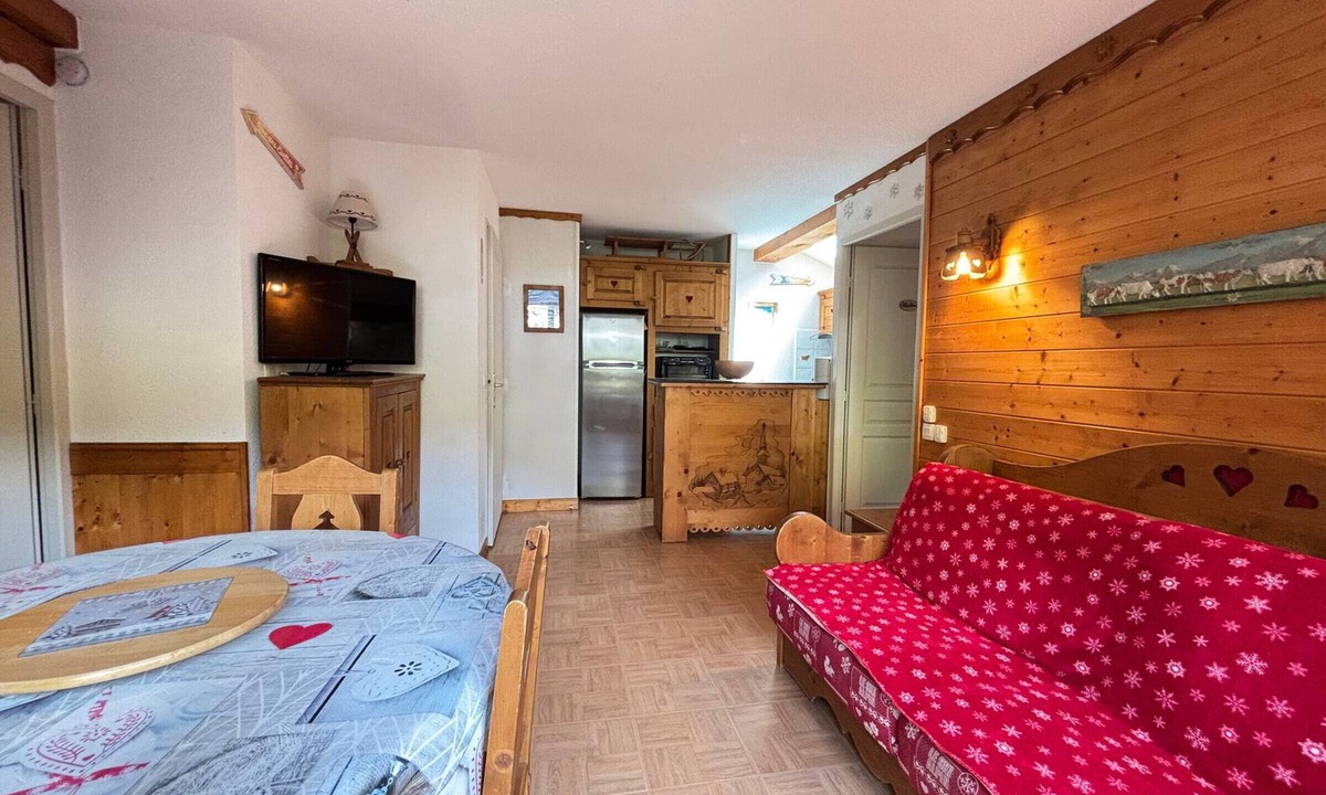 Flumet Apartment | Charming slope-side apartment with pool