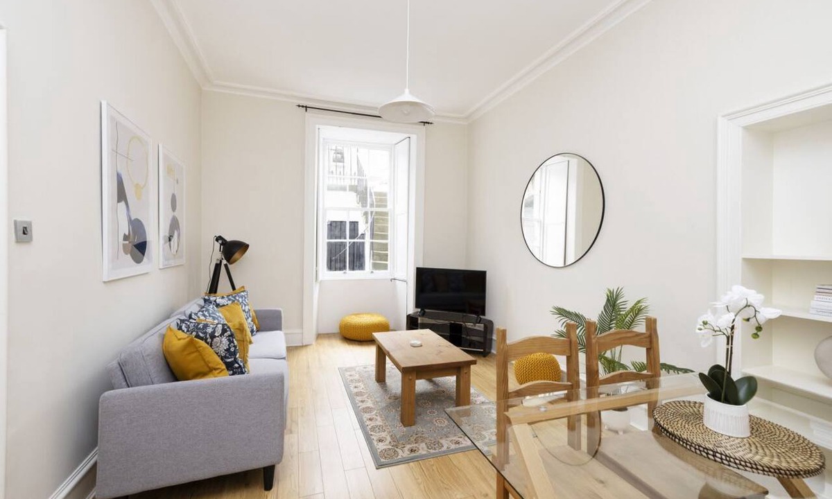 Stockbridge Apartment | Chic Apartment near Stockbridge Market