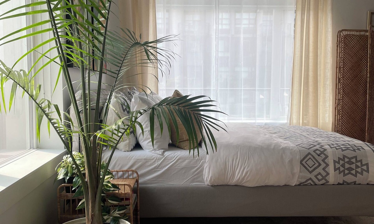 Lower Lonsdale Apartment | Chic & Cozy Condo North Vancouver 3+ Month Stay
