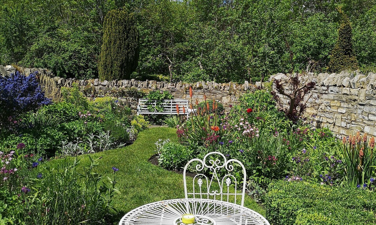 Ardens Grafton Cottage | Chocolate-box pretty cottage, with Grade II Listing, in Shakespeare country