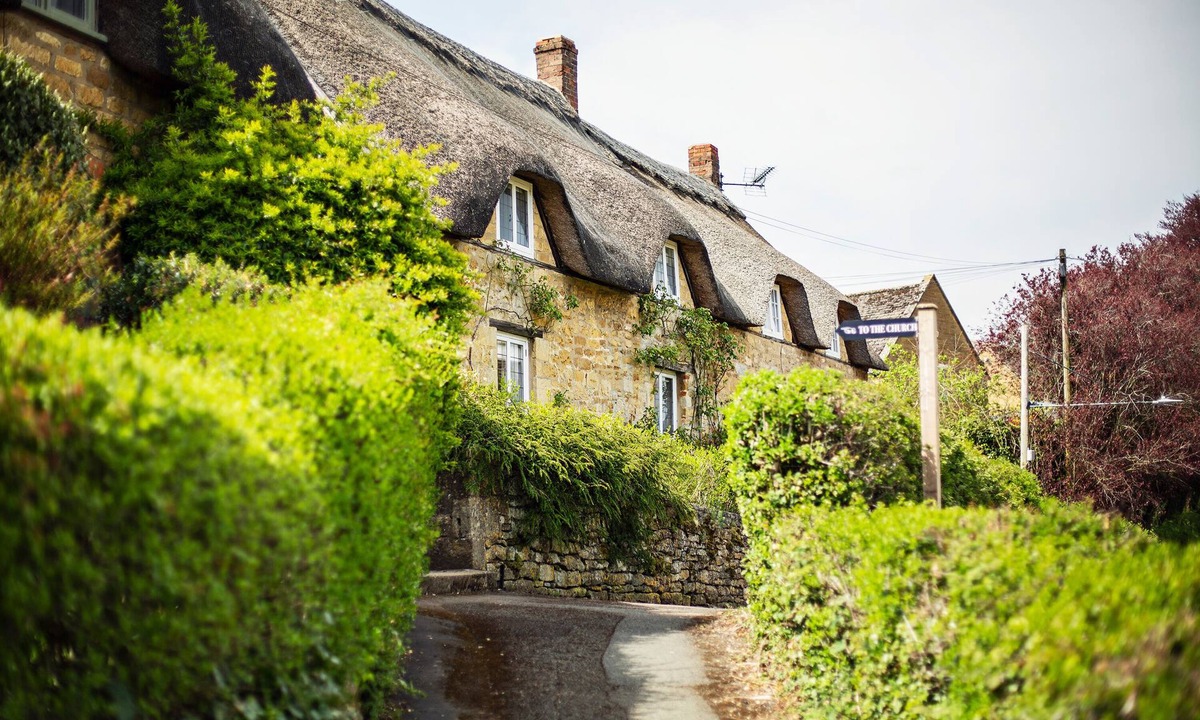 Ebrington Cottage | Church Steps Luxury Thatched Cottage in Ebrington