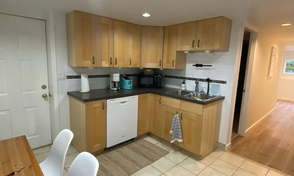 Pemberton Heights House | Clean and beautiful 2 bedroom suite in a lovely North Vancouver neighbourhood
