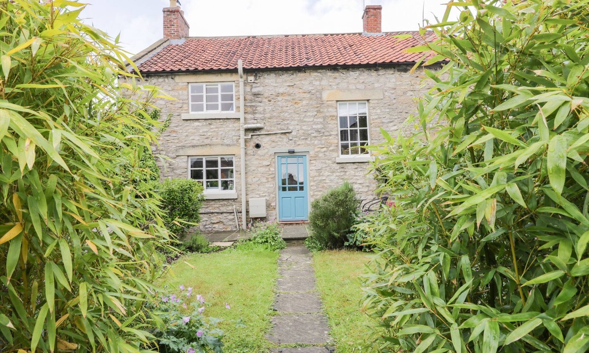 Helmsley Cottage | CLIFF HOUSE, family friendly, character holiday cottage in Helmsley
