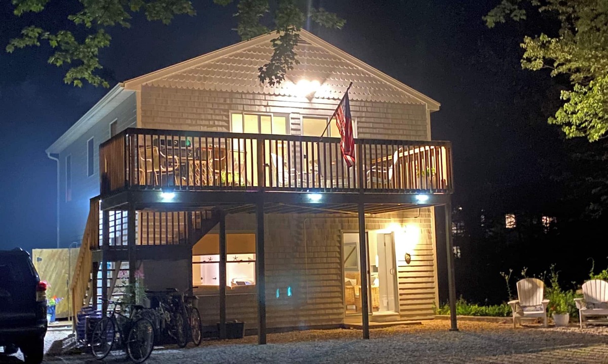 Charlestown House | Close to Beach with beach chairs -reviews say it all! July 25-Aug 1 available!
