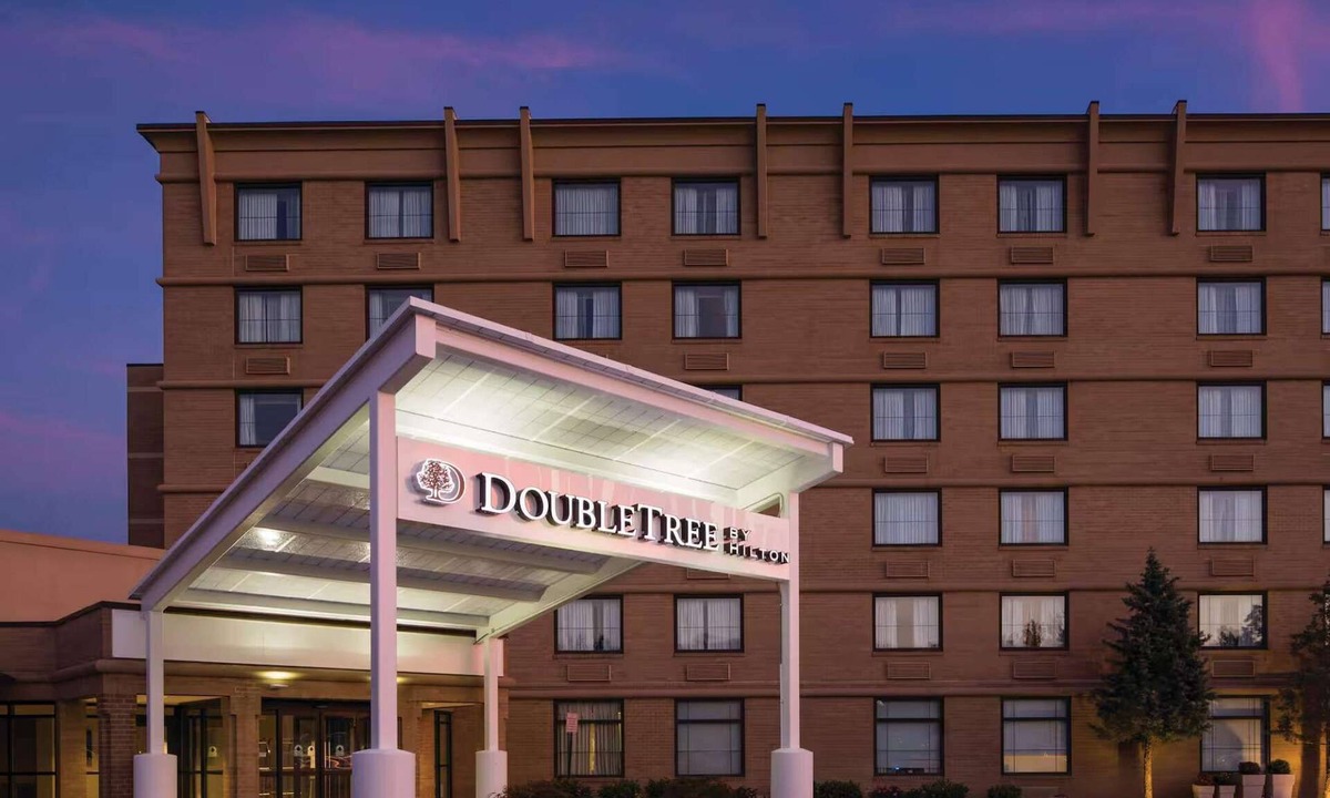 West Laurel Hotel | Close to Laurel Park with On-site Dining & Gym