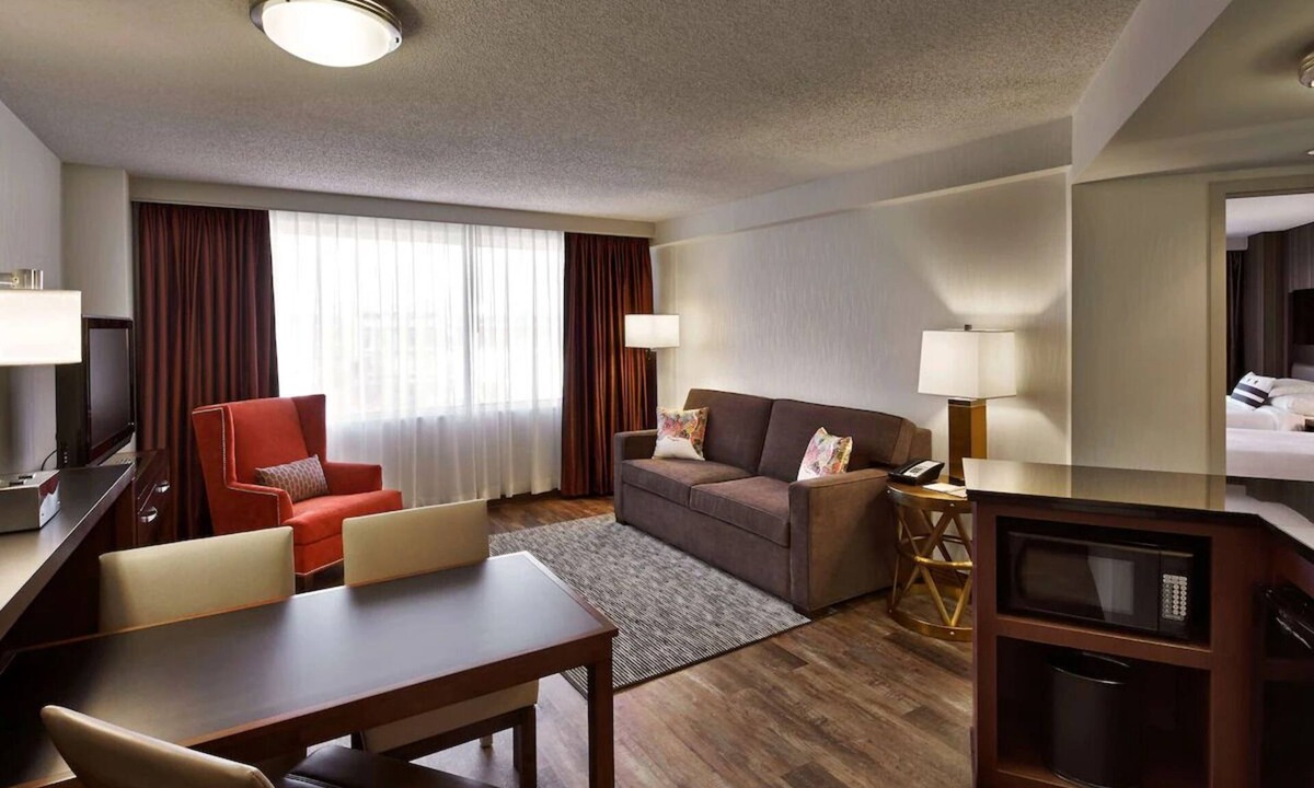Friendship Heights Hotel | Close to National Cathedral & Shops | Breakfast | 3 Cozy Units in Chevy Chase