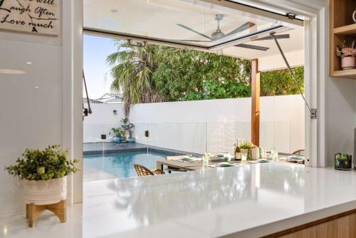 Warana House | Coastal Noir Retreat - Pool PF & Walk to Beach