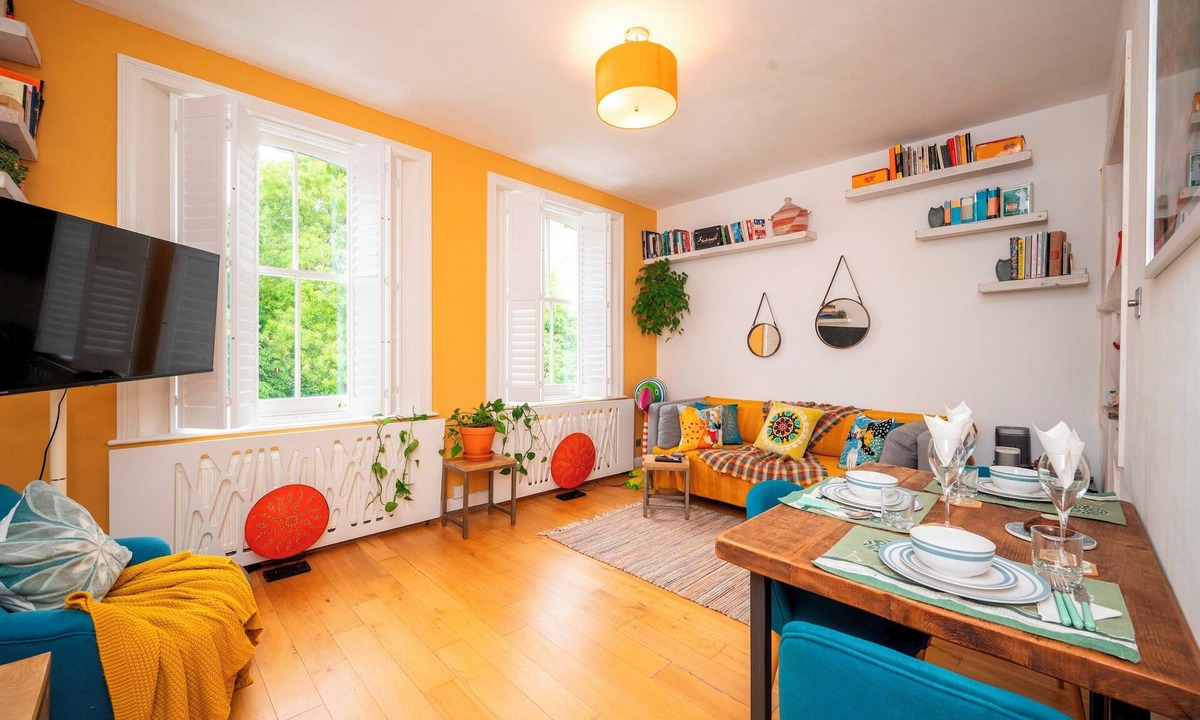 Highbury Apartment | Colourful Highbury Flat near Emirates Stadium - Pass the Keys