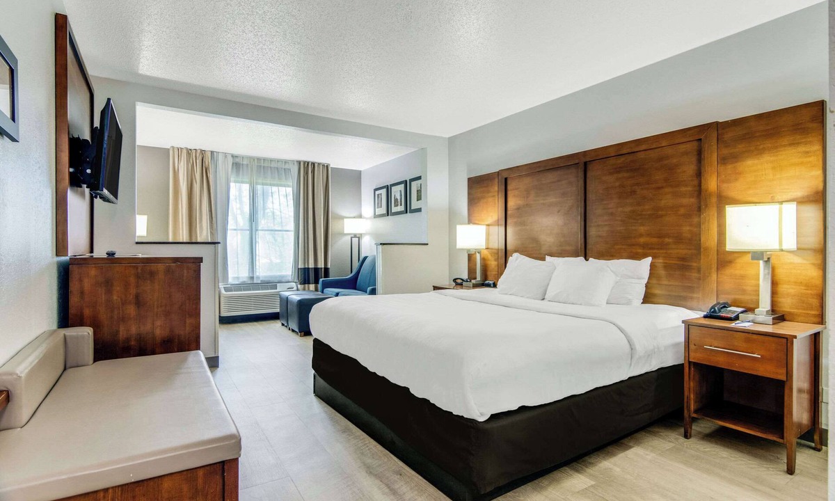 Lansing Hotel | Comfort Suites near I-80 and I-94