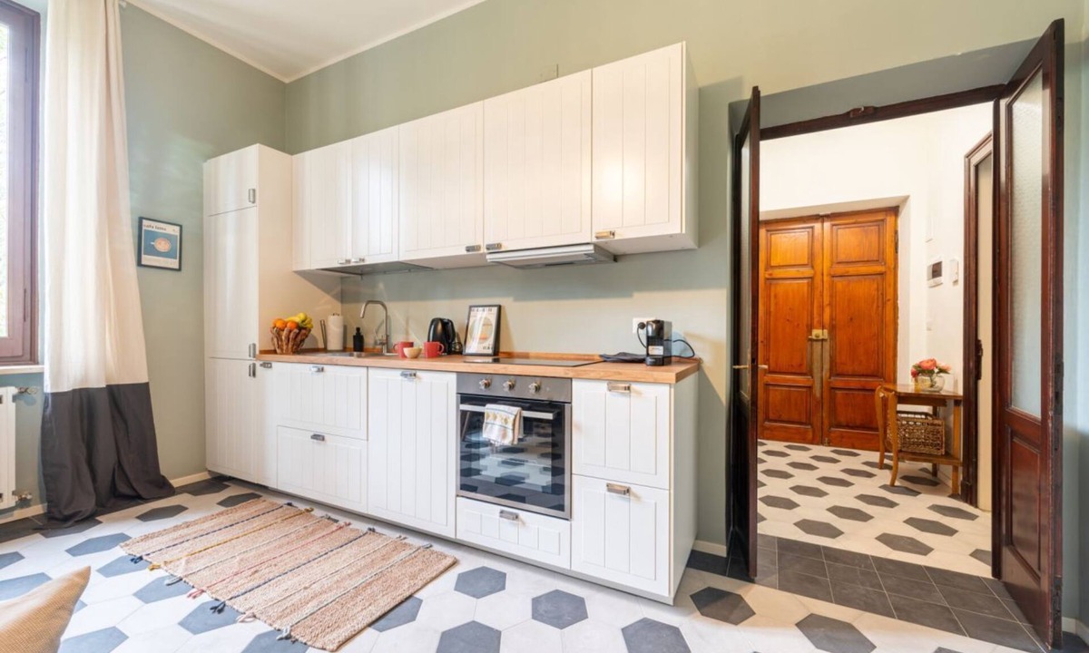 Oltretorrente Apartment | Comfortable apartment located on the second floor, of four in total, of a 1930/40s building with no elevator.In 75 square meters of space it comfortably accommodates four people with one bedroom with a double bed and one bedroom with two single beds.It i