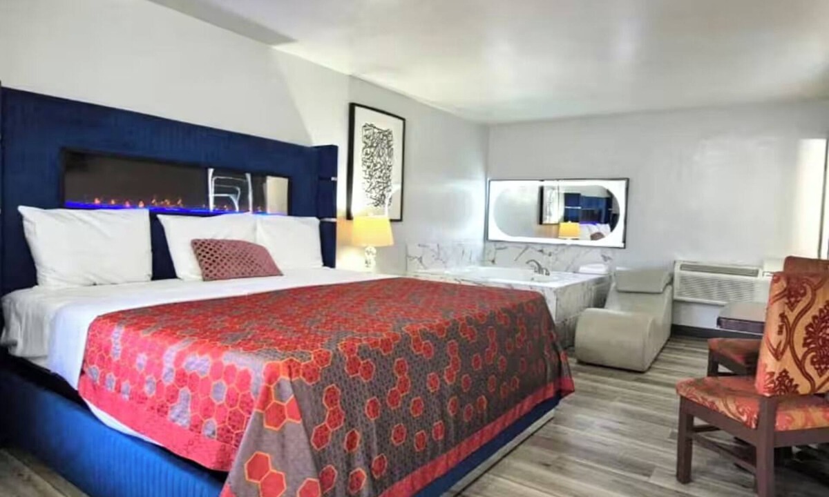 South Holland Hotel | Comfortable Suite w/Jacuzzi & Free Parking – Ideal Couple’s Retreat