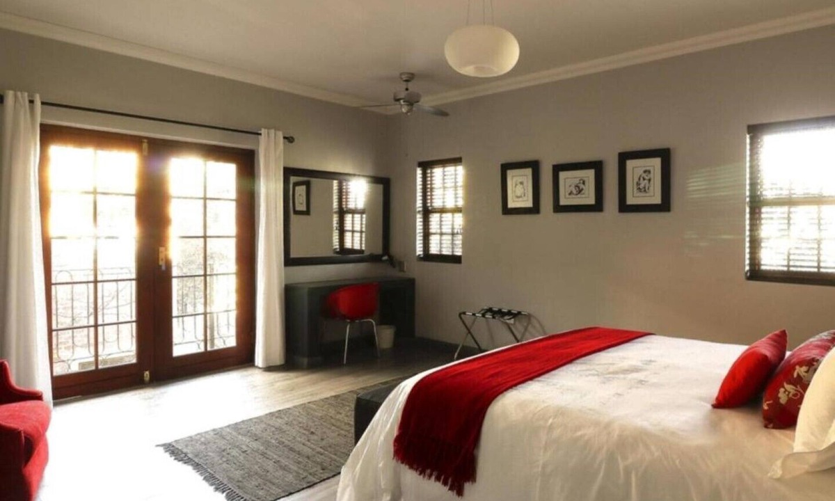 Eastcliff House | Comfy Apartment with Stunning Mountain View
