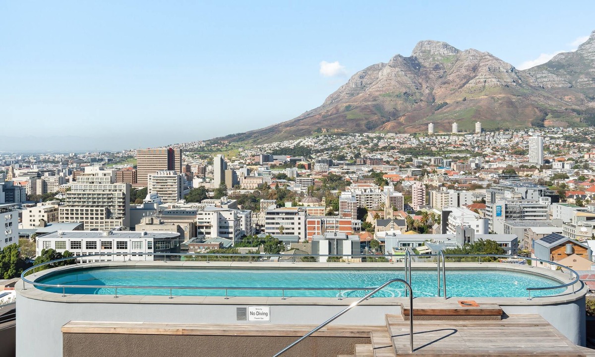 Schotsche Kloof Apartment | Contemporary 3-Bed at the Peak of Bo-Kaap | Pool