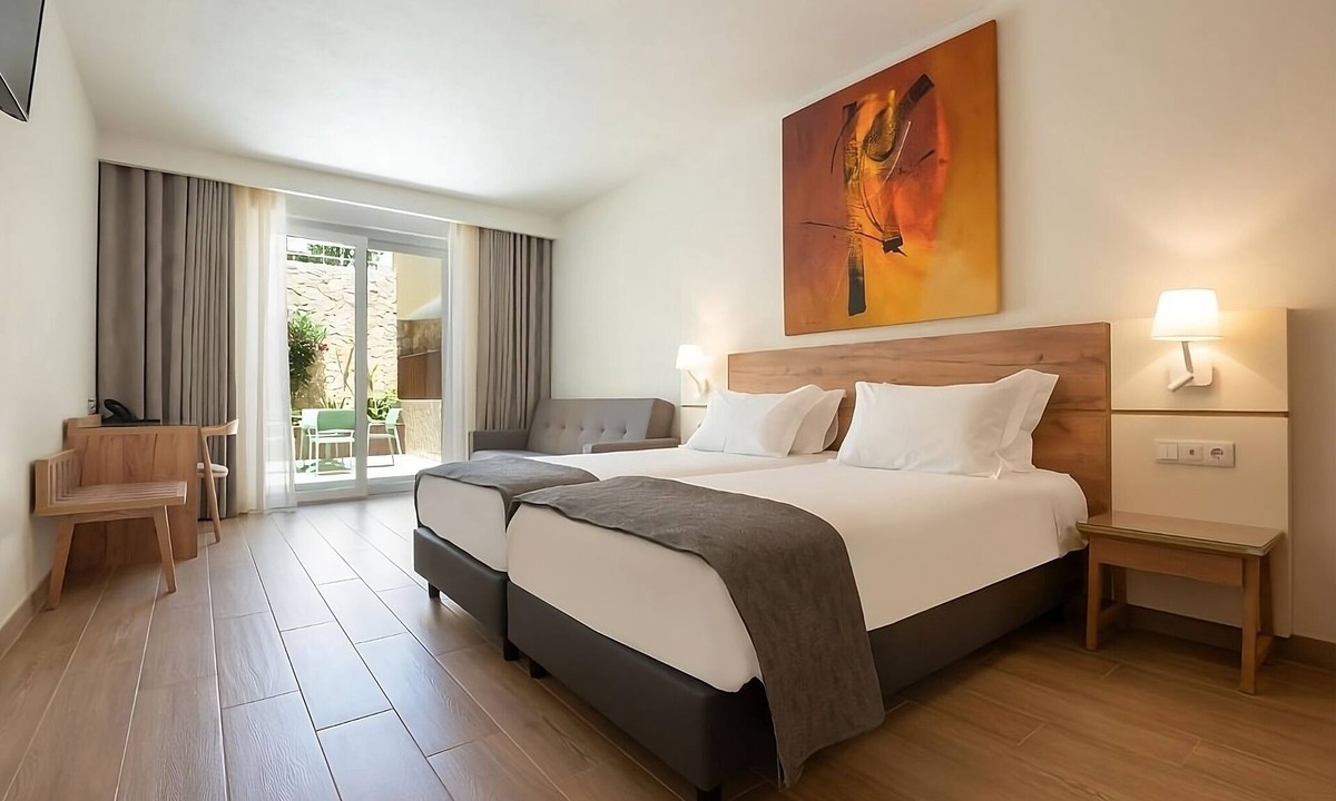 Luz Apartment | Convenient Location! Kitchen, Outdoor Pool, Pets Allowed, Free Parking!