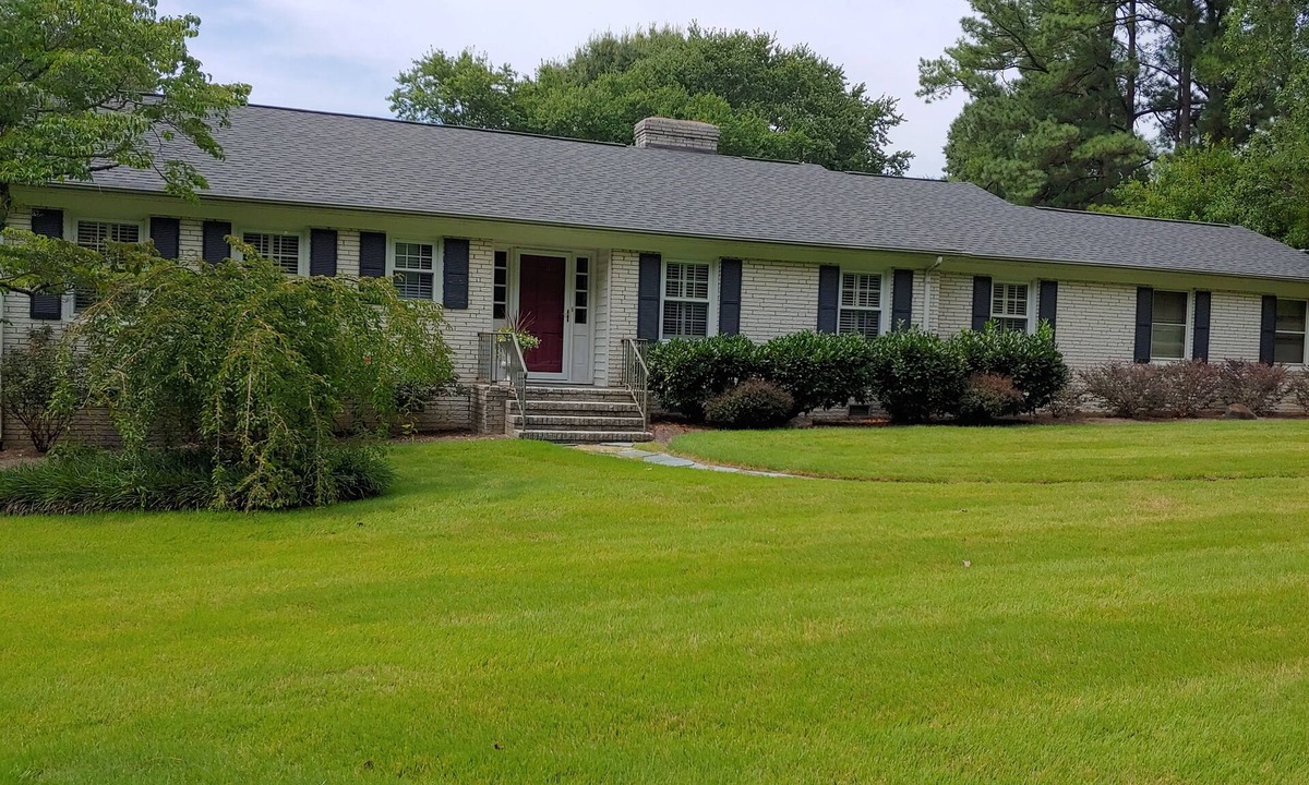 Sedgefield House | Convenient to Colosseum, Aquatics Center, Furniture Market, Sedgefiled Golf