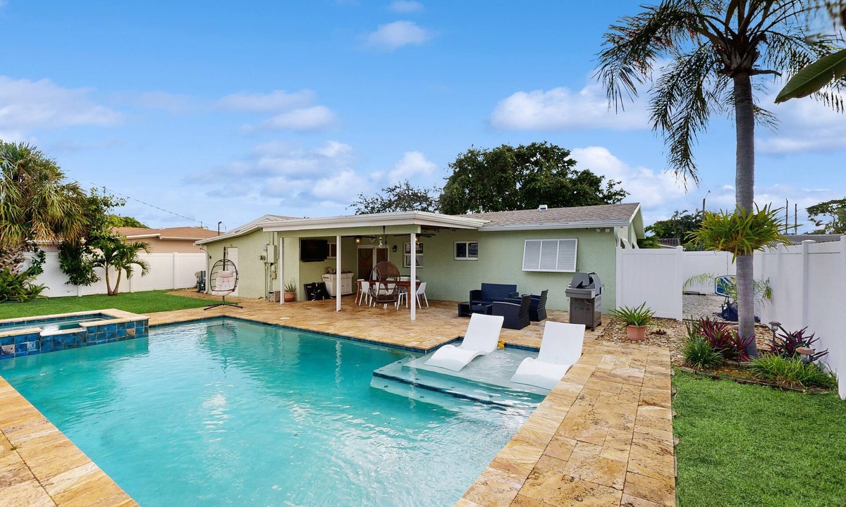 Coral Ridge Isles House | Costal home near Lauderdale by the Sea with game room, pool & jacuzzi