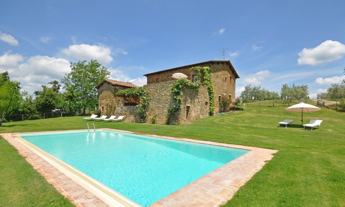 Castelnuovo Berardenga Apartment | Cosy apartment for 6 people with pool, WIFI, terrace, pets allowed and panoramic view