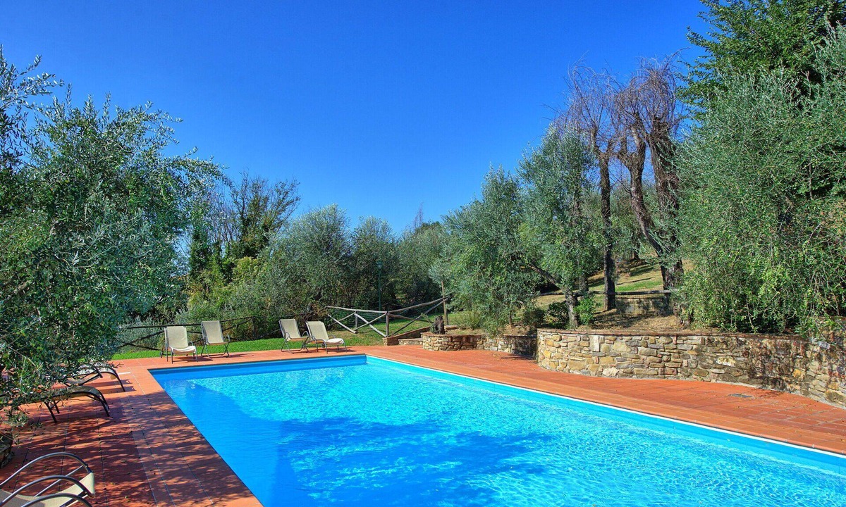 Montelupo Fiorentino Apartment | Cosy apartment for 3 people with WIFI, pool, TV, pets allowed and panoramic view, close to Flore.