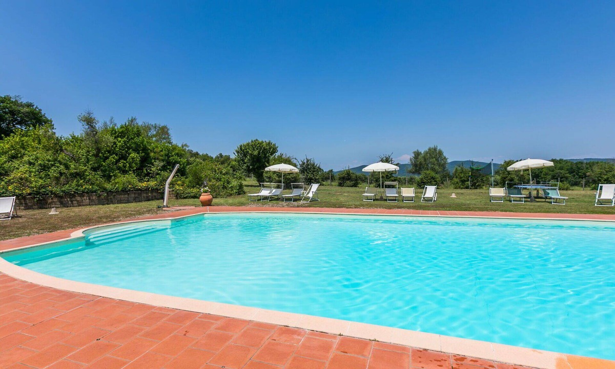 Castelnuovo di Val di Cecina Villa | Cosy apartment in villa for 4 people with pool, WIFI, TV, patio and pets allowed