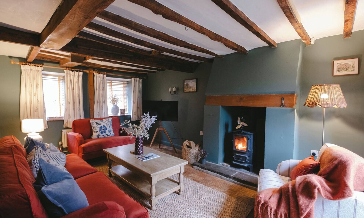 Bloxham Cottage | Cosy Cotswold Cottage | Log Burner and Garden